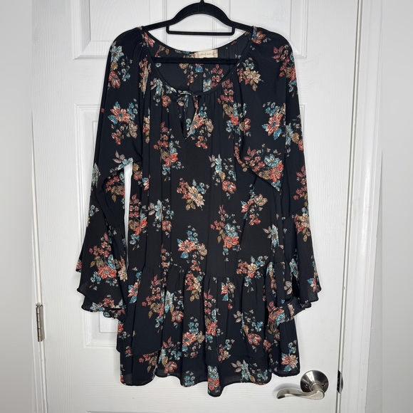ALTAR’D STATE Floral Ruffled Bell 3/4 Sleeve V-Neck Blouse Boho Black Tunic L‎ - Picture 1 of 7